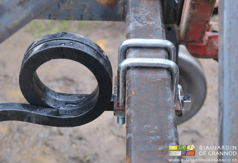 photo d'ensemble de la nouvelle pièce l'assemblage de la dent sur le bâti