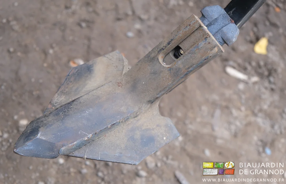 photo proche d'un soc monté sur la dent par l'intermédiaire de la pièce Bourgault