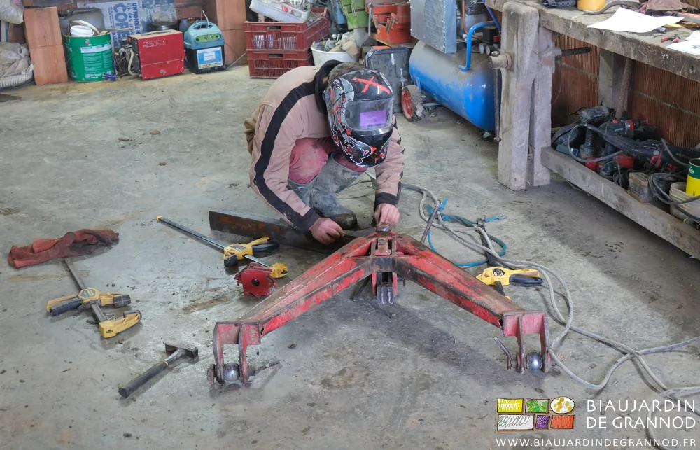 photo de Matthieu accroupi devant un triangle mâle aidant à assembler les pièces correctement