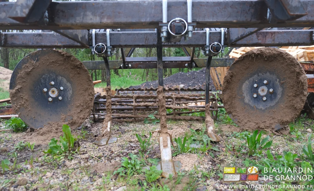 photo du cultibutte neuf après travail dans une planche humide