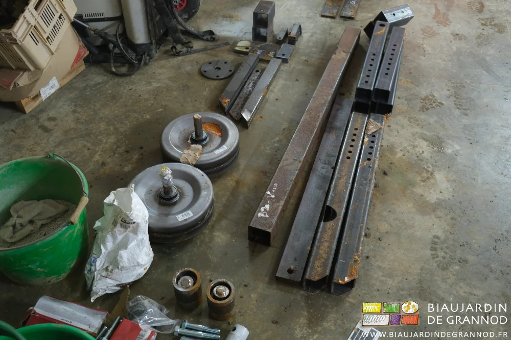 photo des diverses pièces de ferraille découpées prêtes pour la soudure