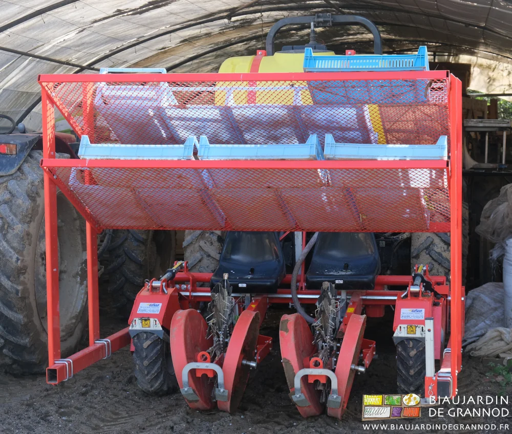 photo de la planteuse rouge rangée sous abri après utilisation au jardin