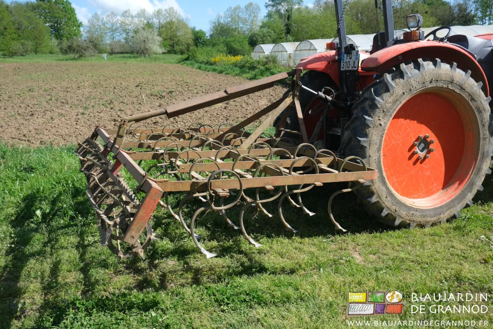 photo du vibro large nombreuses dents et rouleaux crantés de finition