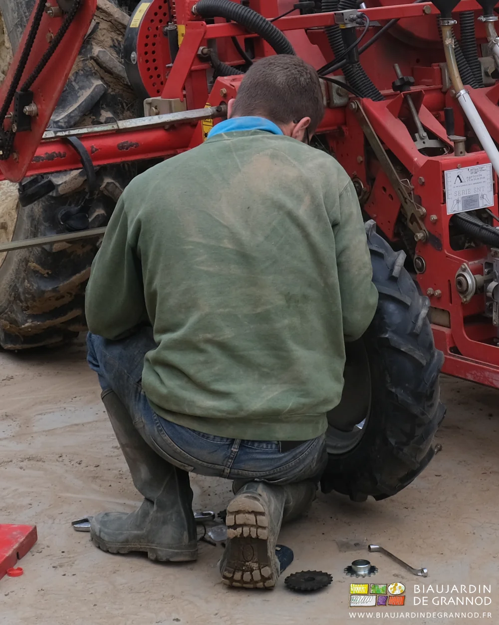 photo de Matthieu modifiant une roue d’entraînement de semoir
