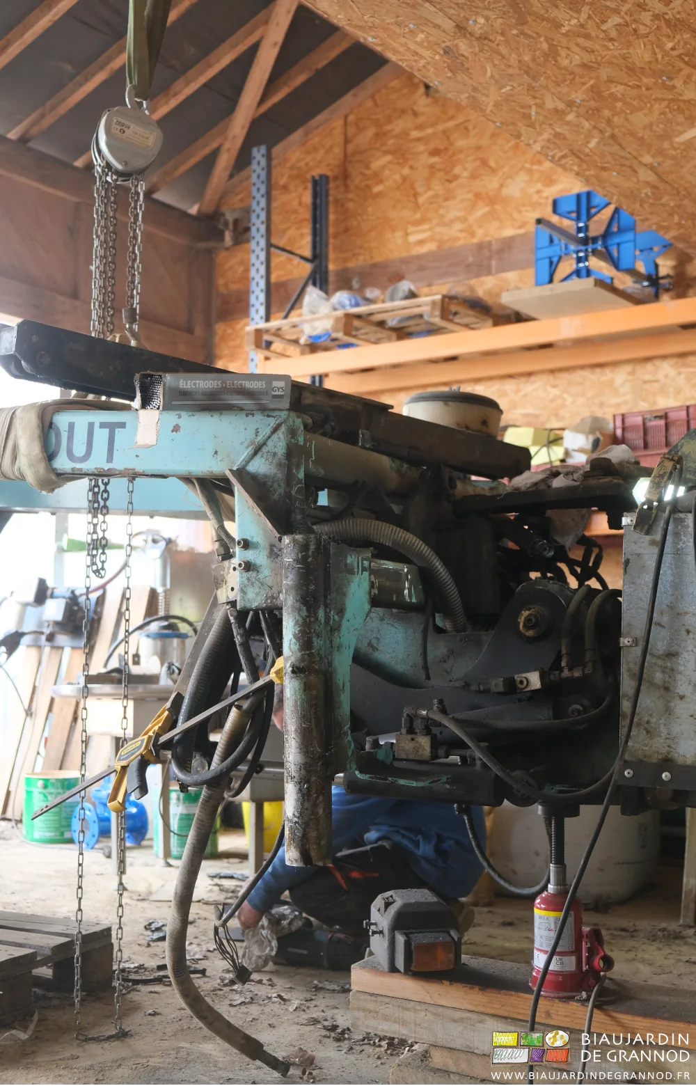 photo d'un chassis moteur en cours de modification