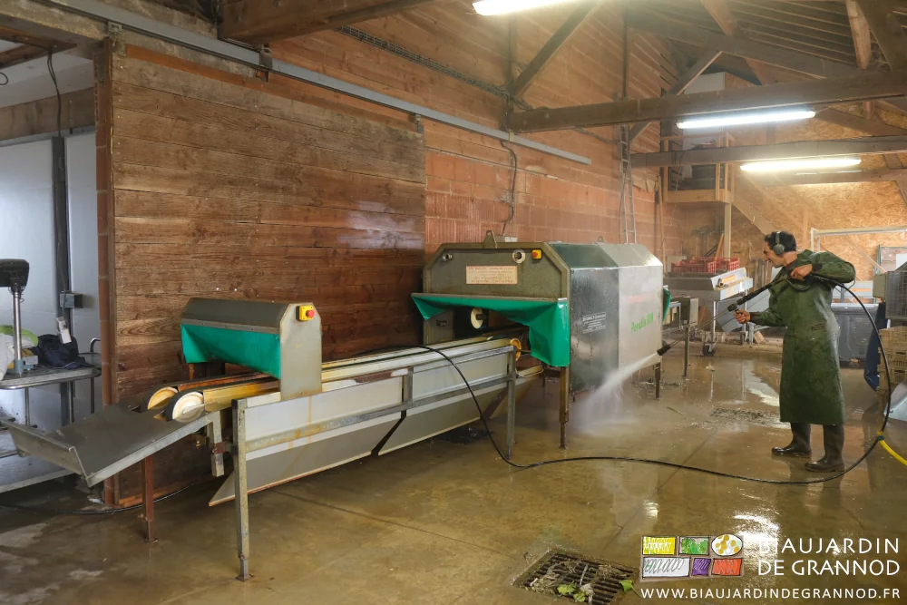 Photo de Vivien soignant la laveuse dedans comme dehors avec le nettoyeur haute pression