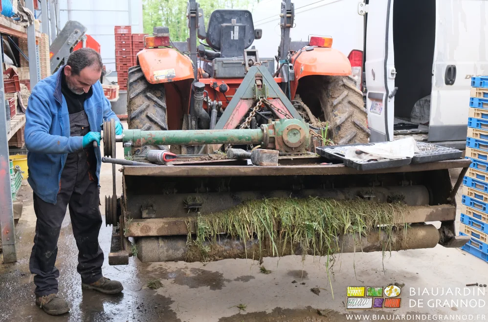 Photo de Jean-Charles remettant les courroies une fois le travail terminé