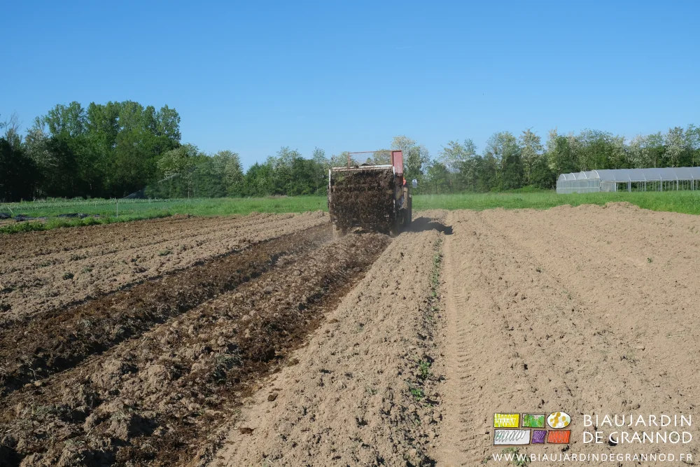 photo de l'épandage qui couvre uniquement chaque planche
