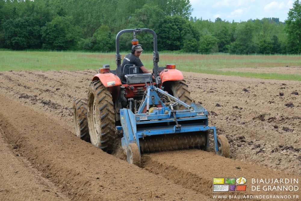 Photo proche du kultirotor qui affine, ratisse et rappuie superficiellement les planches