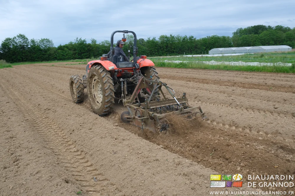 photo du vibroplanche en finition de surface d'une série de planches permanentes