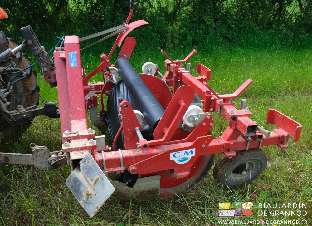 photo de la dérouleuse garnie d'un rouleau de film, et de l'indispensable pelle