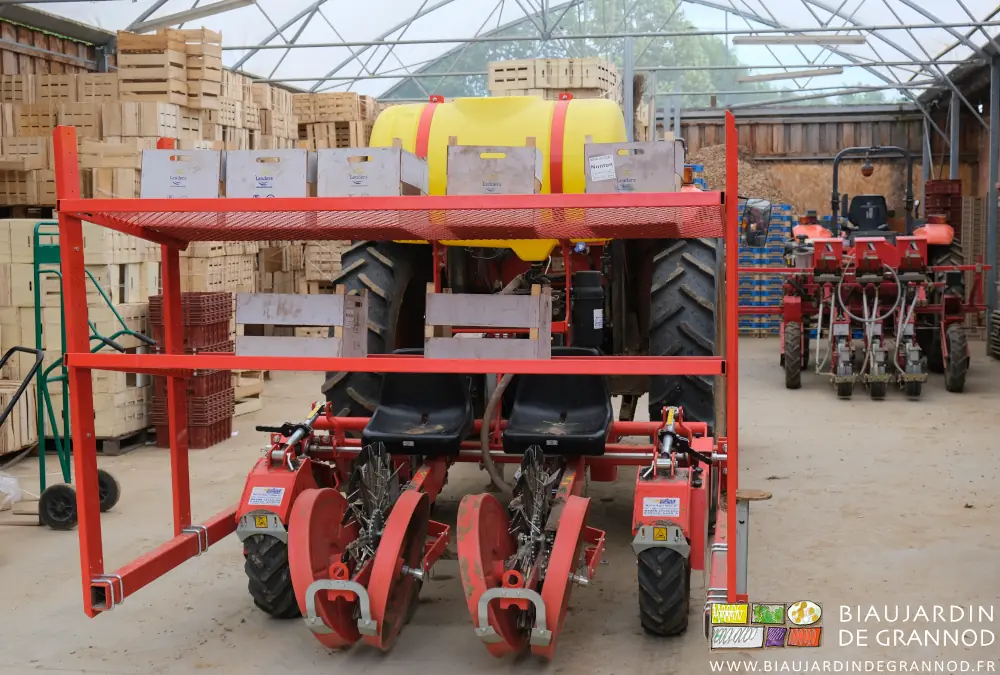 photo des deux tracteurs abrités chacun avec leur outil attelé