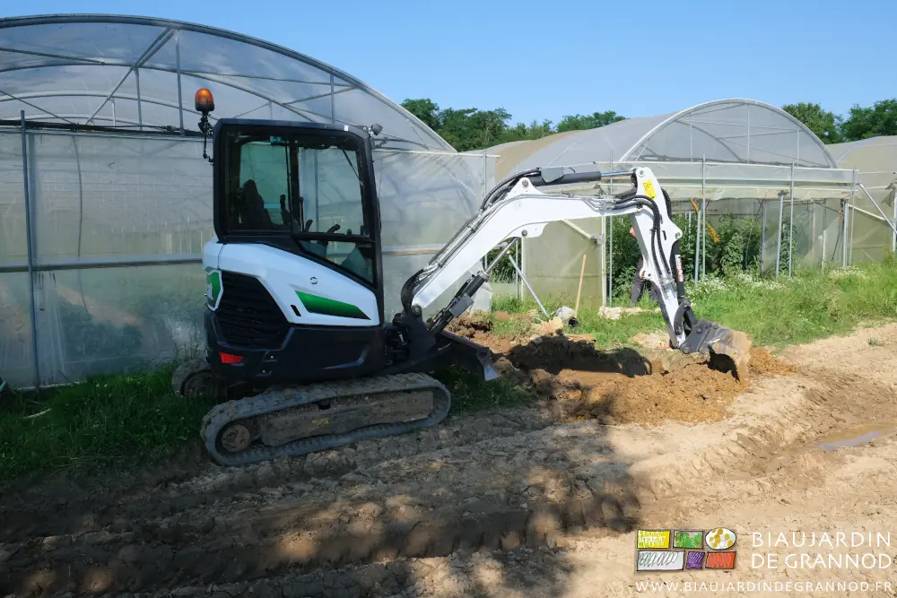 photo de la mini pelle creusant le trou pour réparer la fuite de la conduite