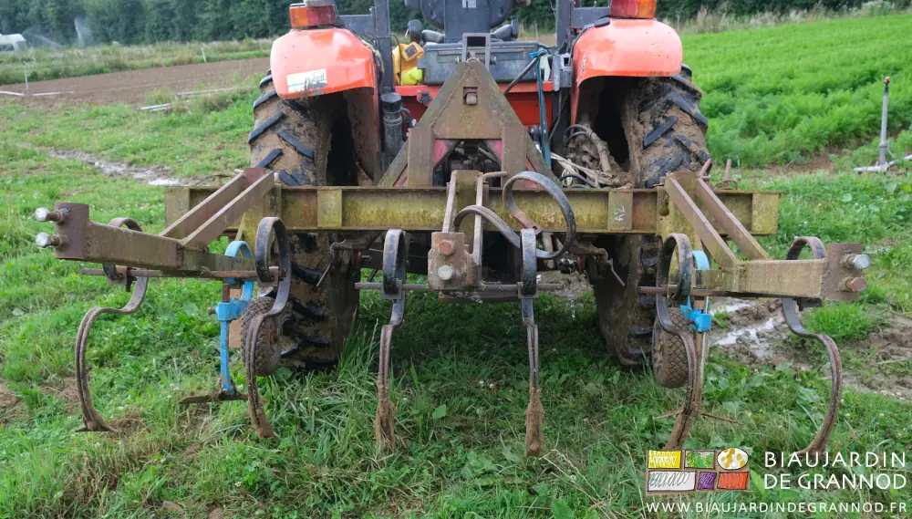 Photo proche de l’outil avec les dents souples et étroites et ses roues réglant la profondeur