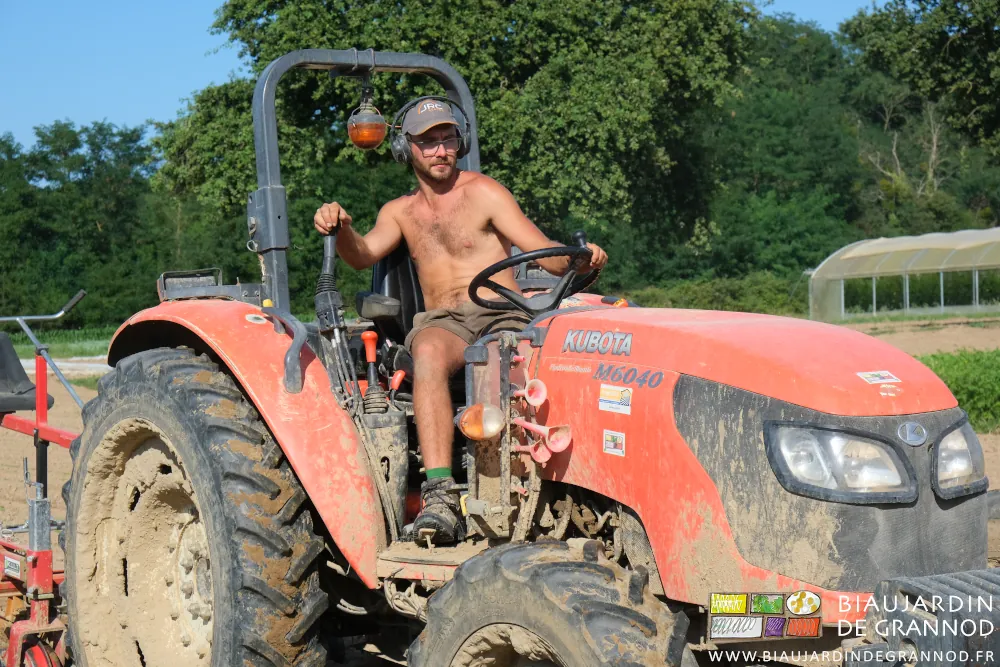 photo de Matthieu conduisant le tracteur