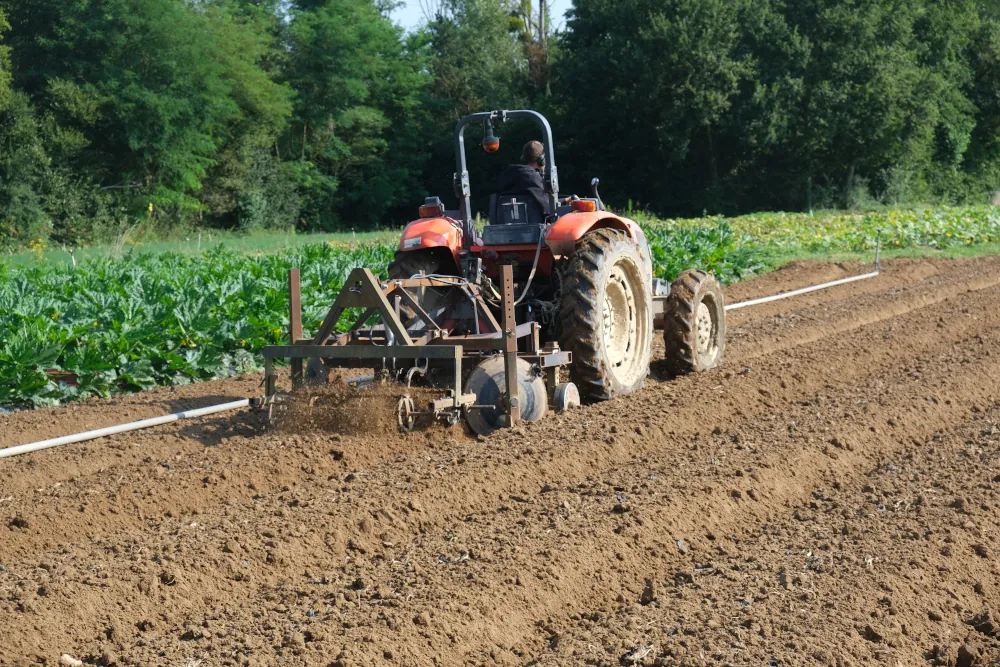 photo du travail du cultibutte avec son double rouleau de vibro