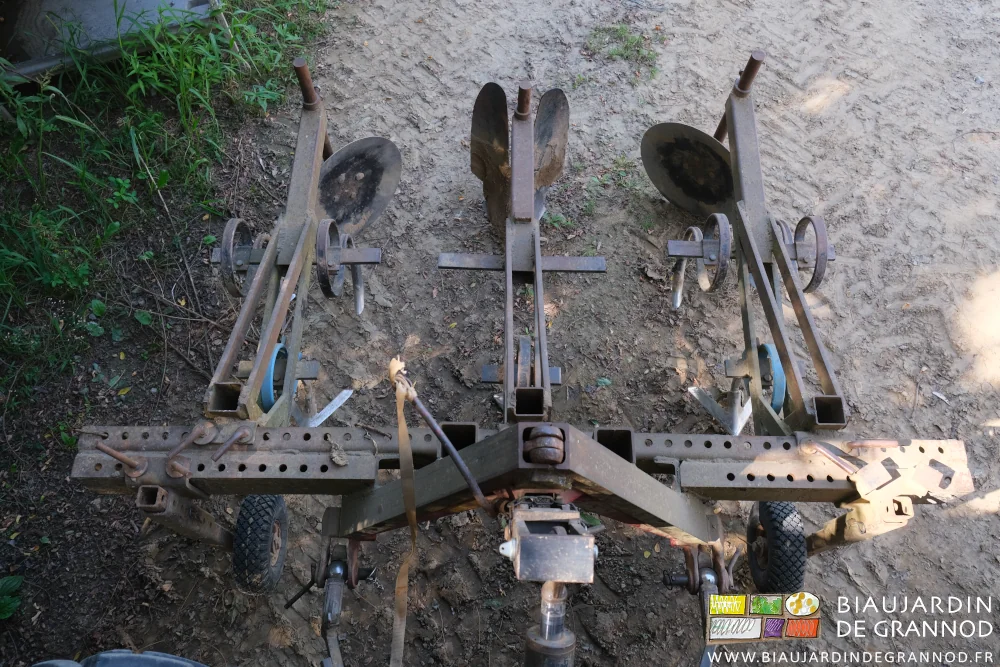 photo vue d'au dessus de la butteuse de la barre porte outils