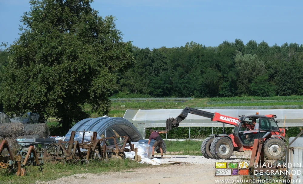 photo depuis le haut du jardin lors du rangement des pièces métalliques