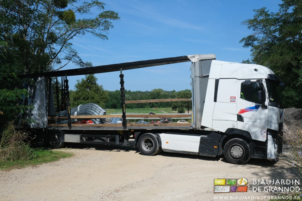 photo de la fin du déchargement au travers de la remorque vide du poids lourd