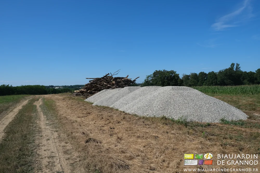 photo sous grand ciel bleu et sur fond bocager du tas de 300 tonnes de gravier rond