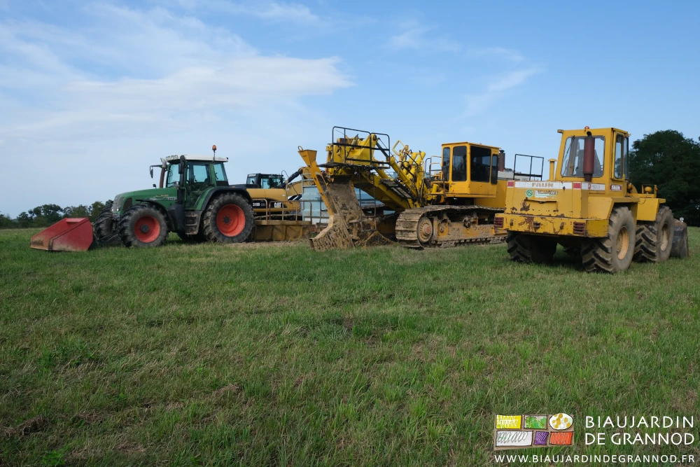 photo des engins de chantier en place sur la parcelle