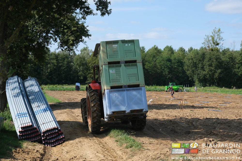 photo de transport de 3 palox grâce au mât lève-palettes à couvercle