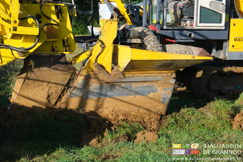 photo proche du gravier alimentant le caisson et la goulotte vide de drain