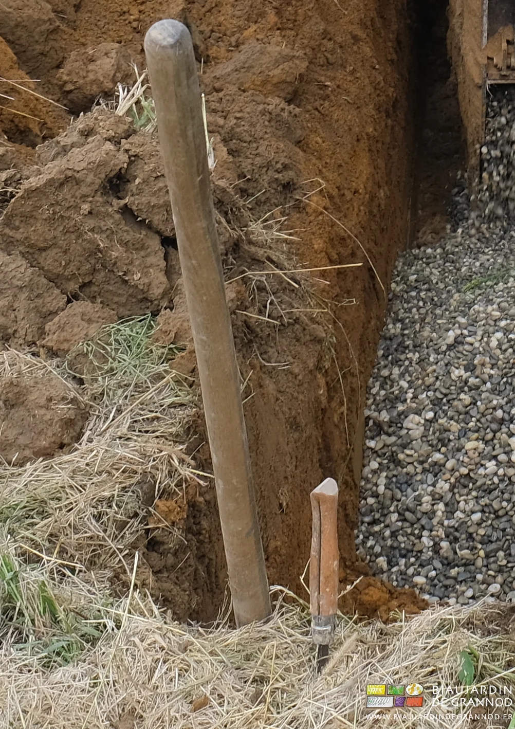 photo de pelle et opinel fichés en terre au bout d'une tranchée