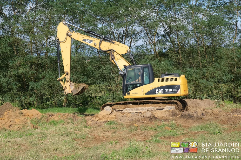photo de la pelleteuse au travail avec un giodet large