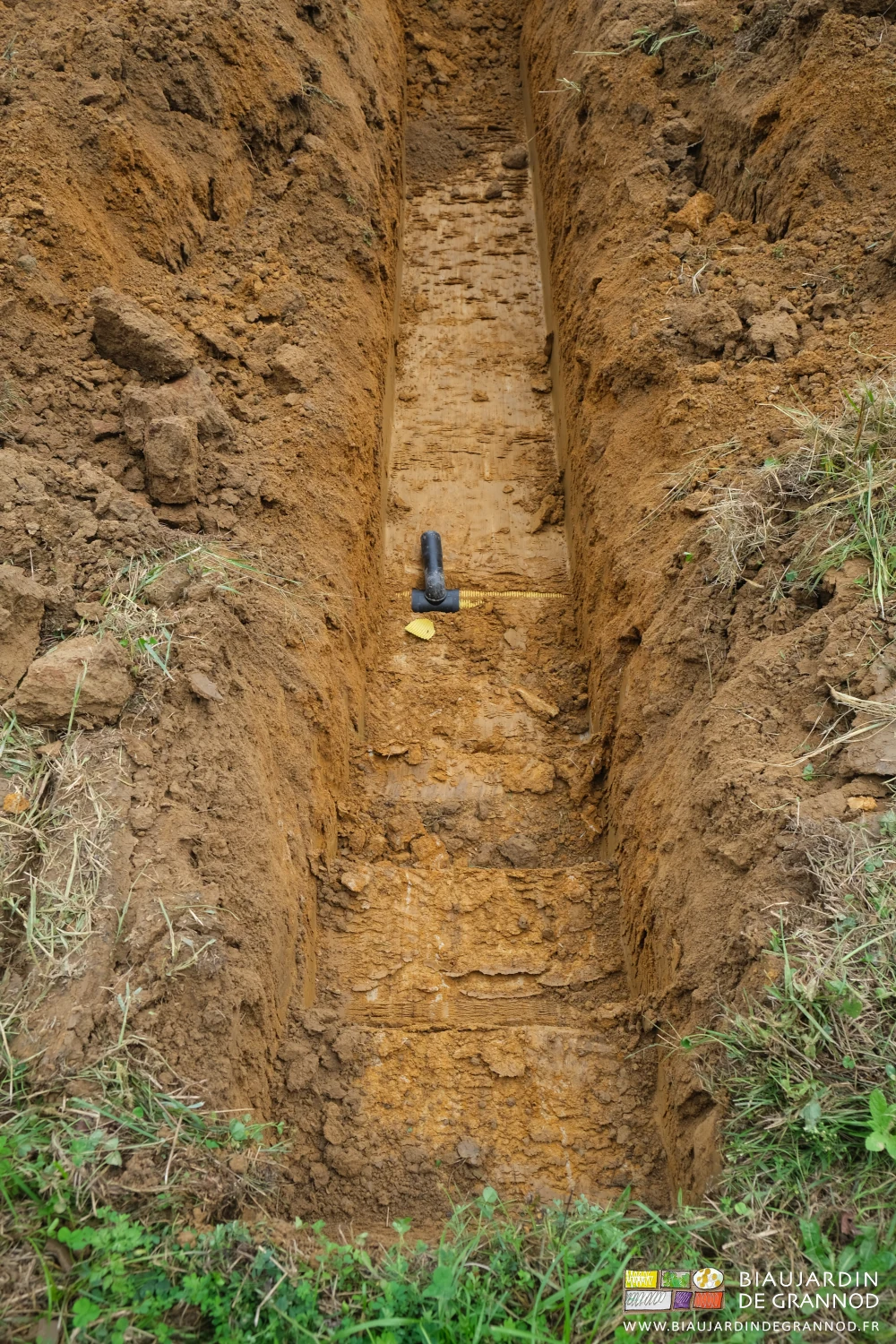 photo des marches creusées vers le collecteur et le raccord installé