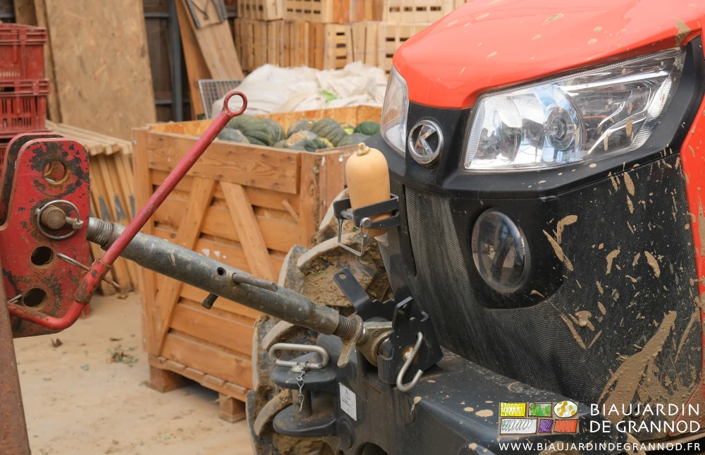 photo d'une petite courge butternut accrochée au relevage avant du tracteur
