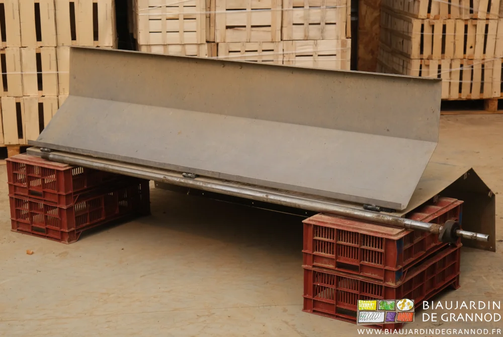 photo du capot et des axes démontés et rangés à l'écart