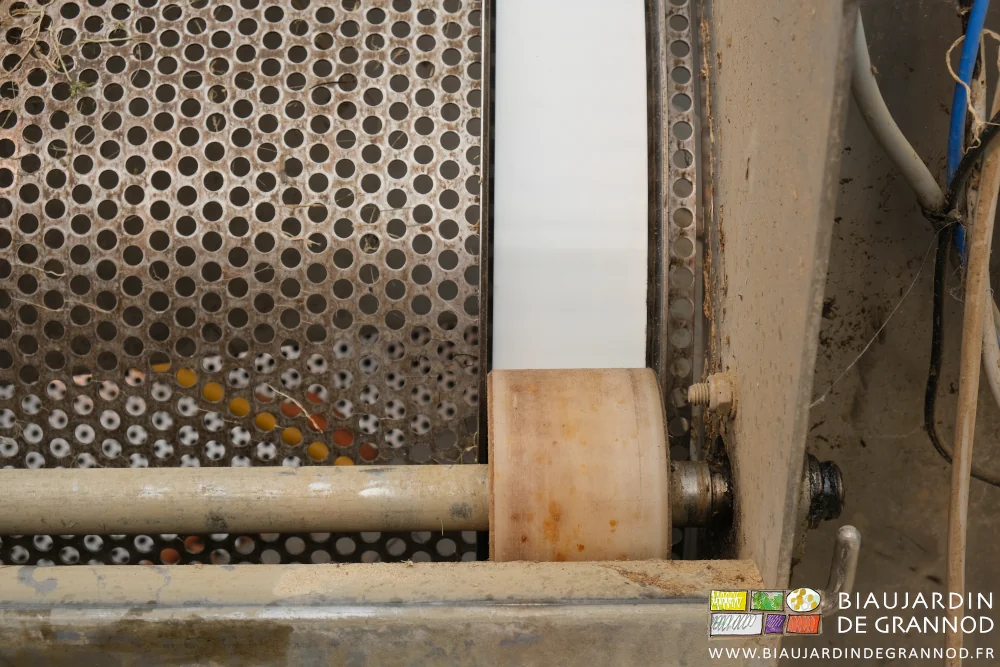 photo d'un des axes à galet au contact de la courroie