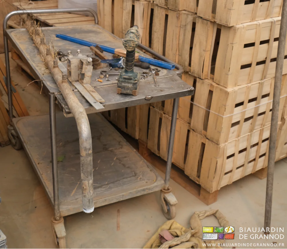 photo d'une table roulante avec les petites pièces démontées
