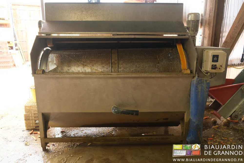 photo de laveuse capot ouvert et tambour tombé d'un coté faute de courroie