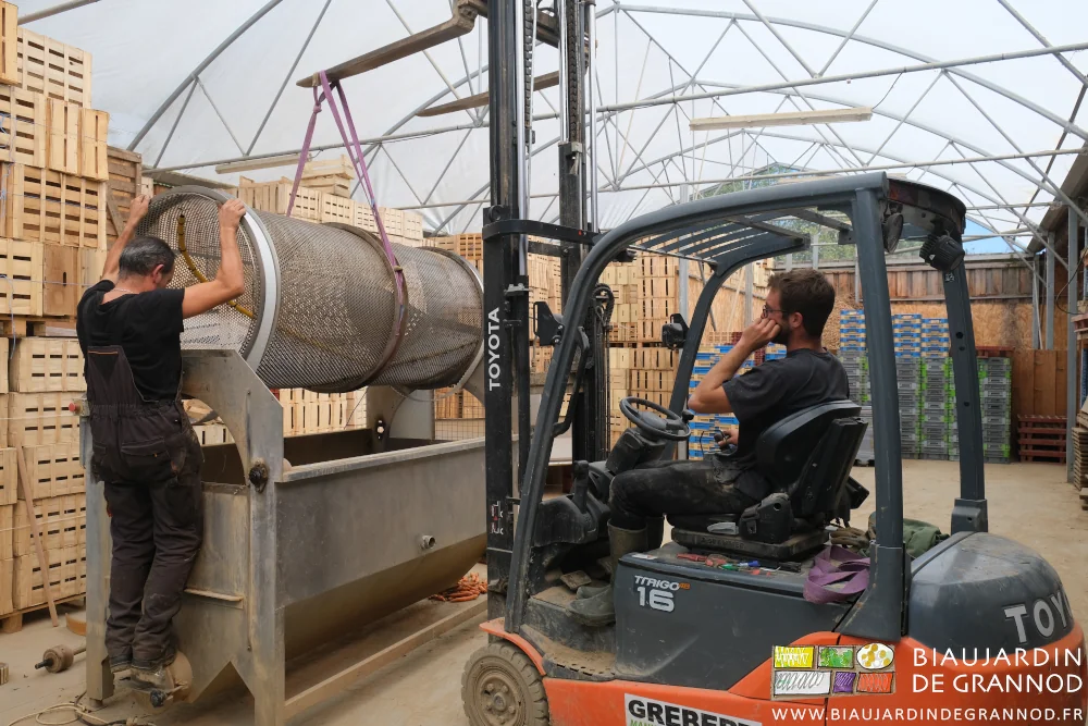 photo de Jean-Charles et Matthieu au charriot pour remettre le tambour dans la cuve