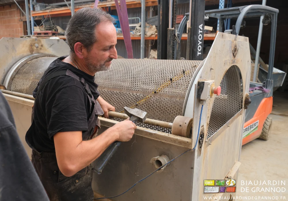 photo de Jean-Charles s'aidant d'un marteau pour remettre le second axe de galets