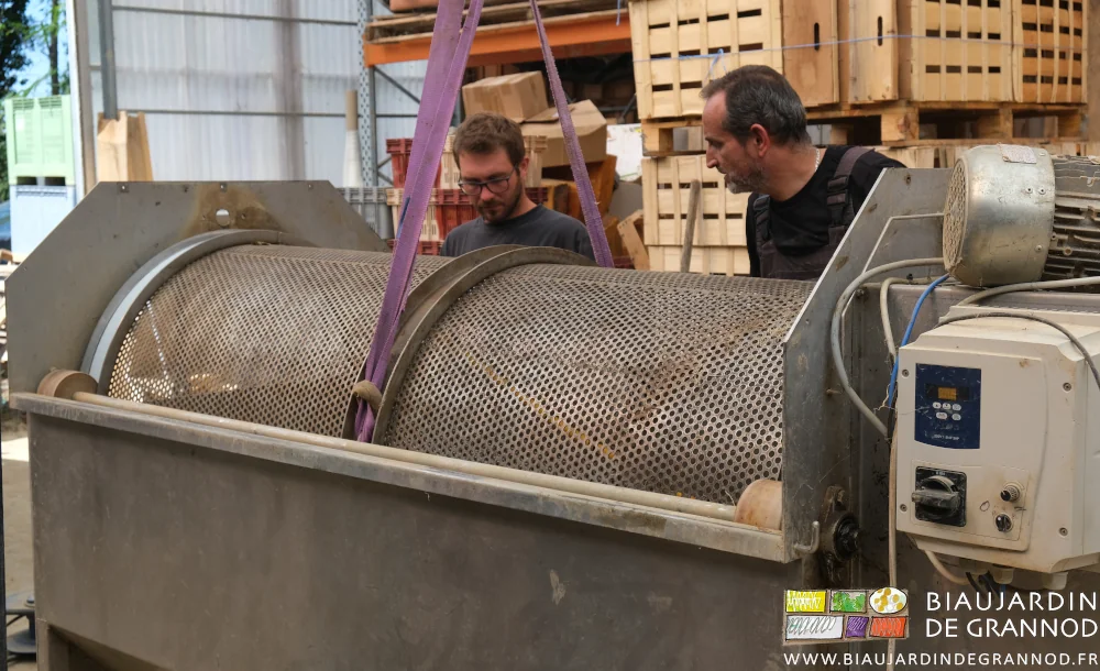 photo de Matthieu et Jean-Charles observant comme remonter l'ensemble