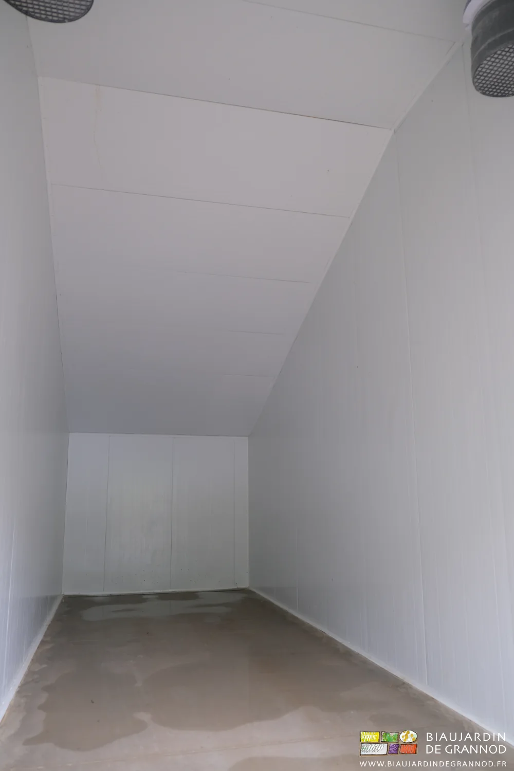 photo de la chambre froide aux murs blancs sur-isolés