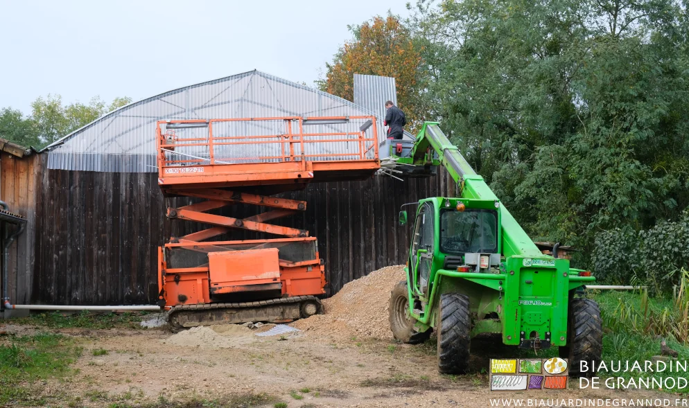 photo d'une nacelle et un merlo mobilisés par le poseur des plaques transparentes ondulées