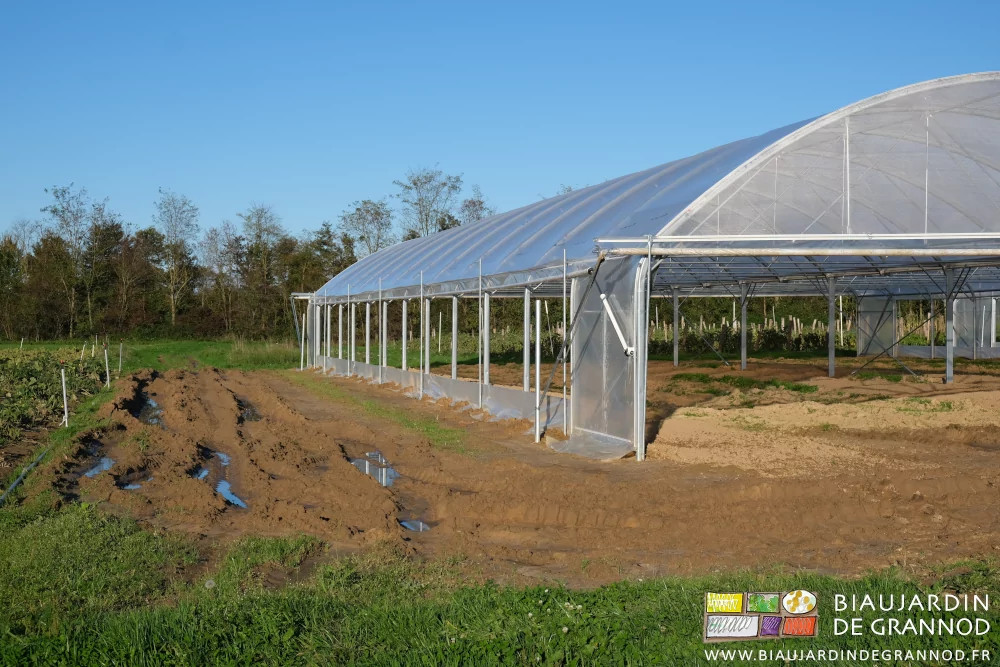 photo d'ornières d'engins de montage des tunnels pleines d'eau