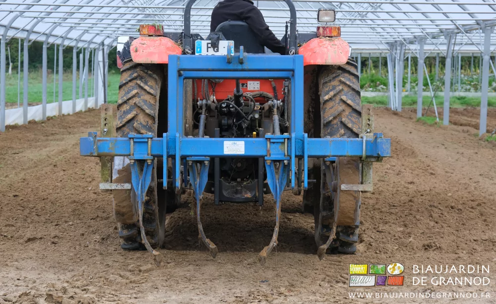 photo de l'outil de décompactage et ses dents courbes