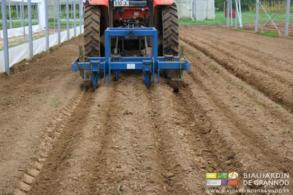 photo du décompacteur au travail laissant la seule trace de couteaux