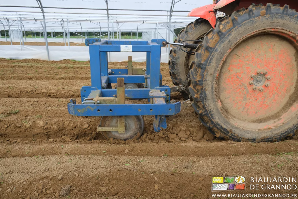 photo de profil de l'outil maintenu à profondeur souhaitée par ses roues de terrage