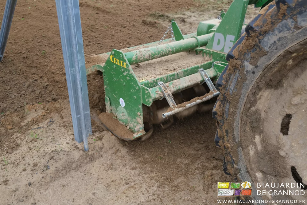 photo proche du rotovator au travail