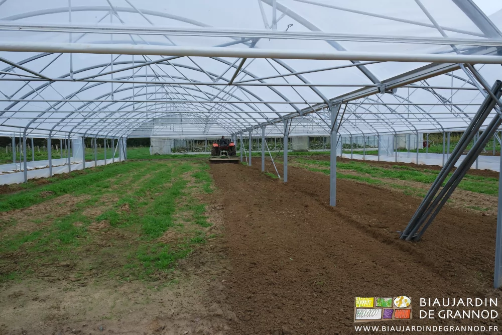 photo d'ensemble du travail au rotovator sous un des bi-tunnels