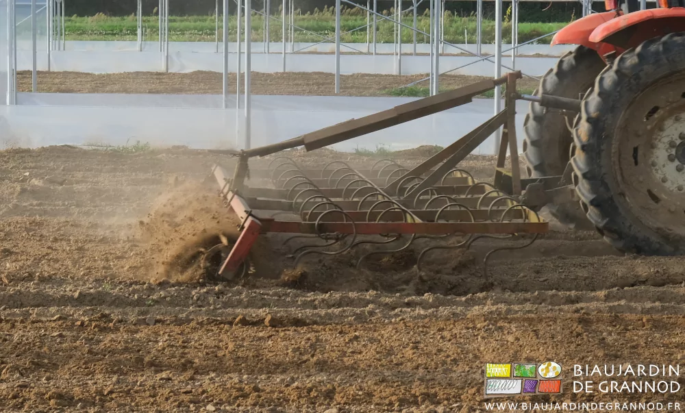 photo de profil des dents de vibro au travail et du rouleau de finition