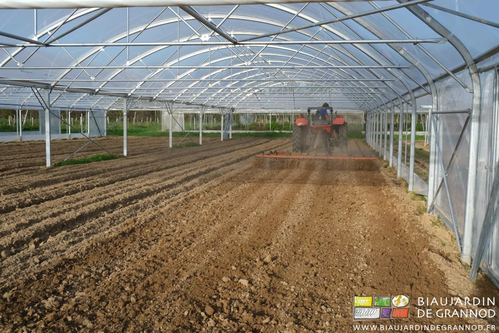 photo du vibro au travail reprenant les traces des roues de terrage du décompacteur