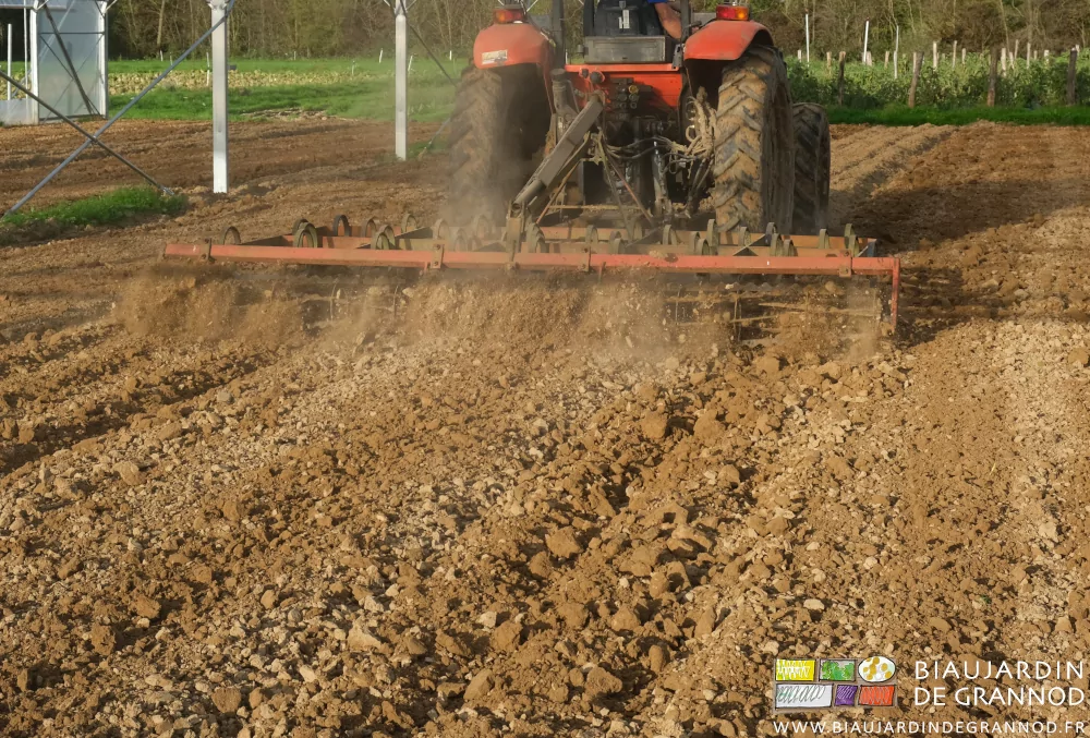 photo du travail laissant assez un terrain suffisamment motteux