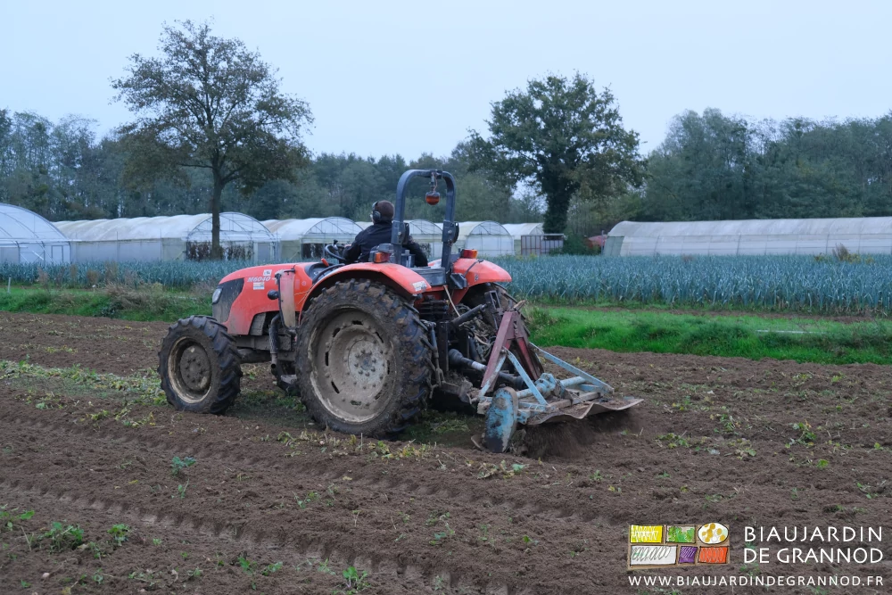 photo de Matthieu au tracteur orange Kubota avec le rotovator bleu